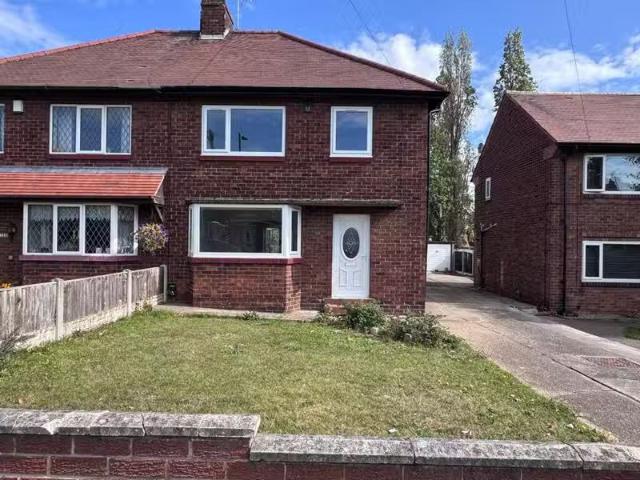 Cozy 1 BA 3 bedroom house for rent in Lawn Avenue, Woodlands.