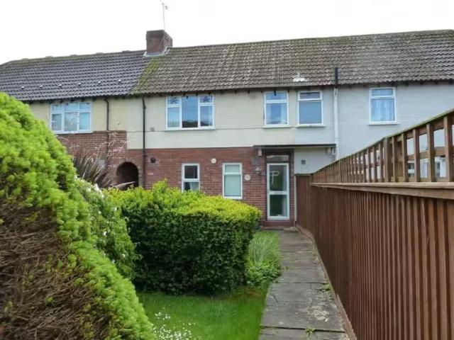 For Rent! 1 BA 3 bedroom property for rent in Manstone Avenue.