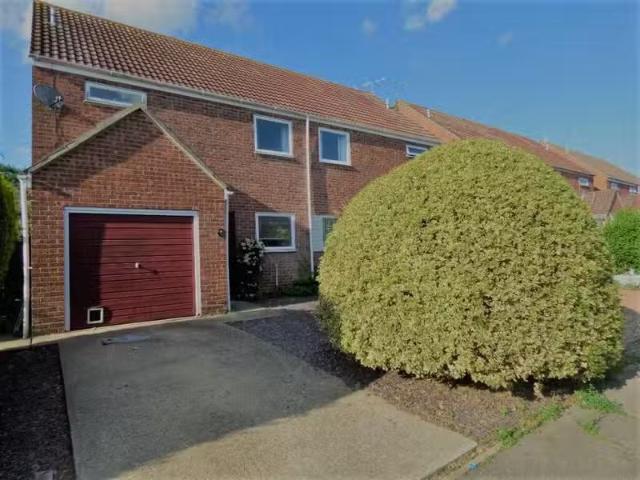 Cozy 1 BA 3 bedroom semi detached house for rent in Chaney Roa.