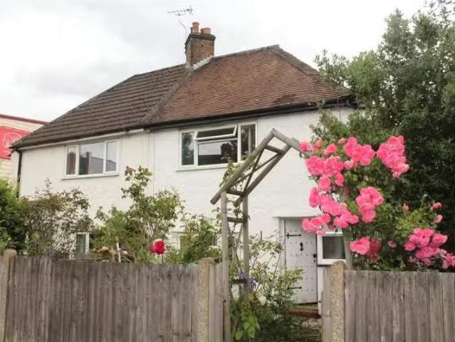 Nice 1 BA 3 bedroom semi detached house for rent in Brighton R.