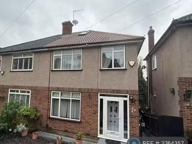 For Rent! 1 BA 3 bedroom semi detached house for rent in Broom.