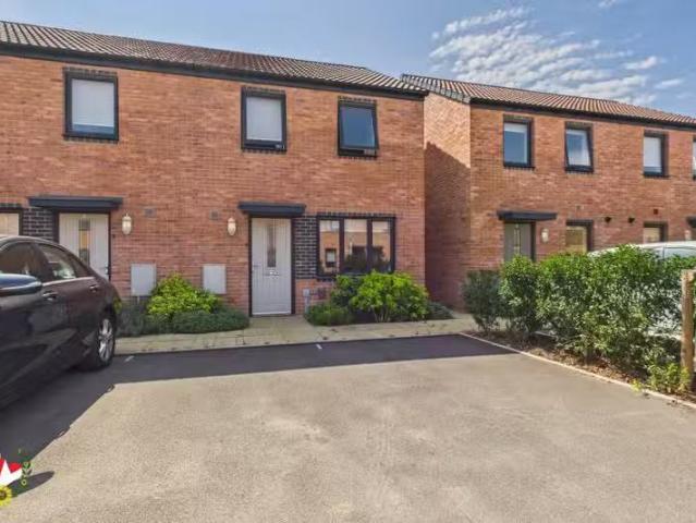 Rental! 1 BA 3 bedroom semi detached house for rent in Milner.