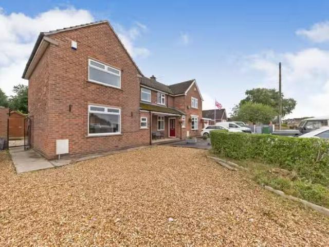 Cozy 1 BA 3 bedroom semi detached house for rent in Sadlers Cl.