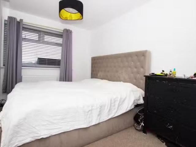 Cozy 1 BA 3 bedroom semi detached house for rent in Rosebay Av.