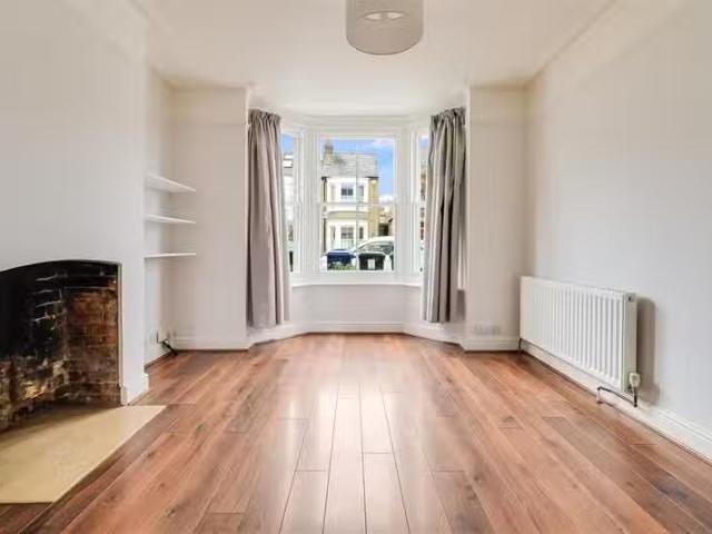 Deal! 1 BA 3 bedroom semi detached house for rent in Richmond.
