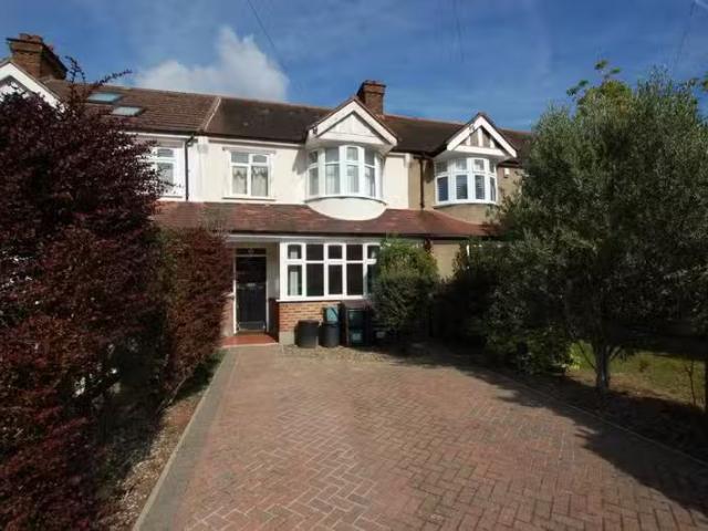 Deal! 1 BA 3 bedroom terraced house for rent in Ernest Close.
