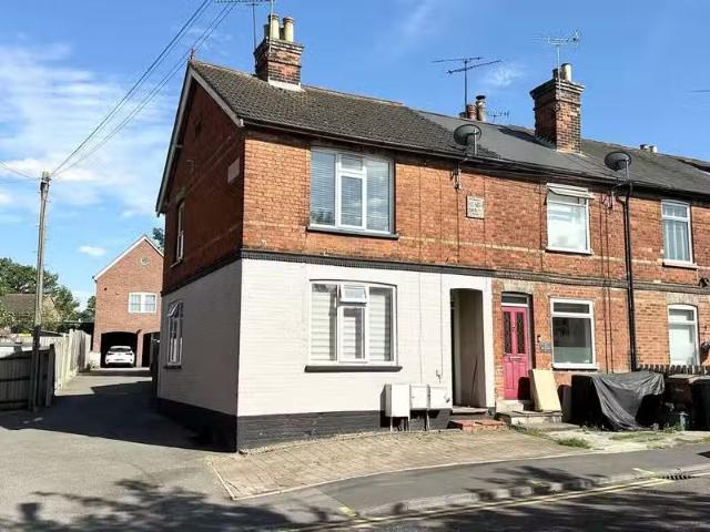 Rental! 1 BA 1 bedroom maisonette for rent in Beehive Lane, Ch.