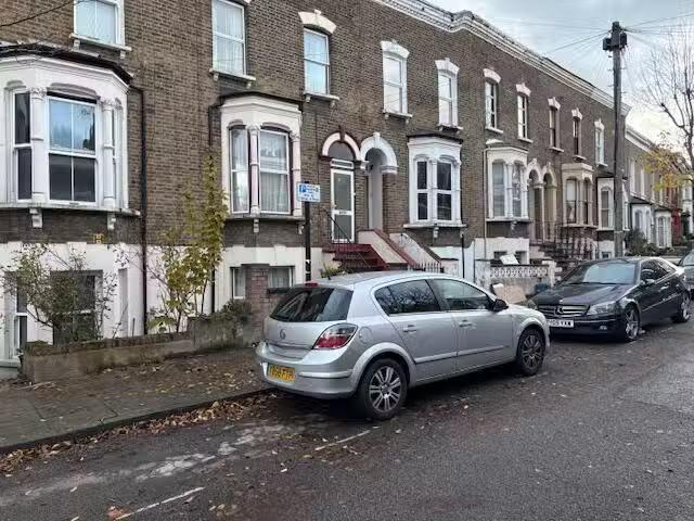 Cozy 1 BA 1 bedroom maisonette for rent in Mayola Road, London.