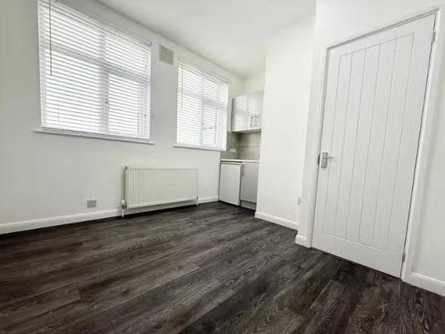 Cheap 1 BA 1 bedroom apartment for rent in 11A Fairway, Petts.