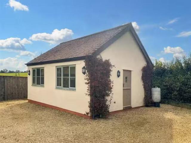 Deal! 1 BA 1 bedroom detached bungalow for rent in Closworth.