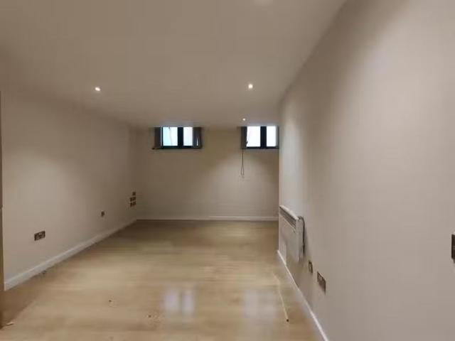 Cheap 1 BA 1 bedroom flat for rent in Colonial Buildings, Sunb.