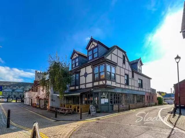 Rental! 1 BA 1 bedroom flat for rent in Church Lane, Christch.