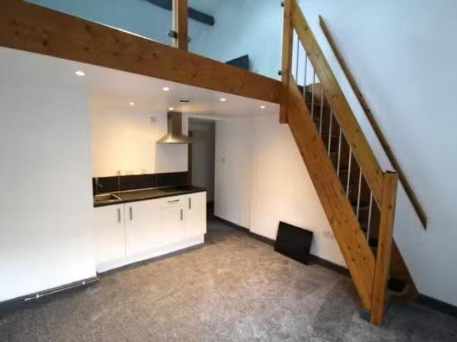 Cheap 1 BA 1 bedroom flat for rent in Burnley Road, Crawshawbo.