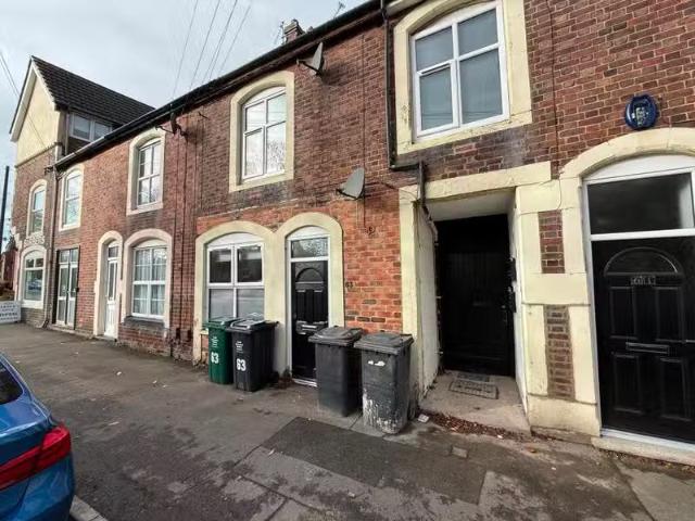 Just in! 1 BA 1 bedroom flat for rent in Market Street, Church.
