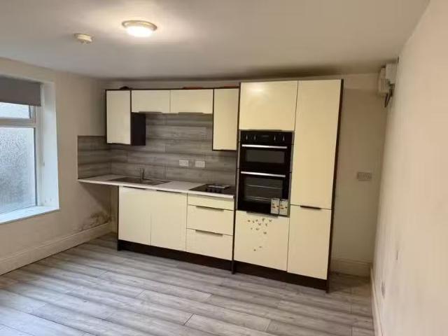 Cheap 1 BA 1 bedroom flat for rent in Thompson Street, Burnley.