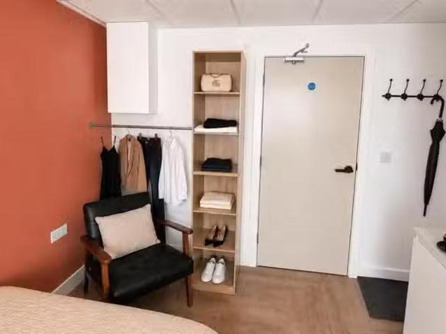 Cozy 1 BA 1 bedroom house share for rent in Marfleet Studios.