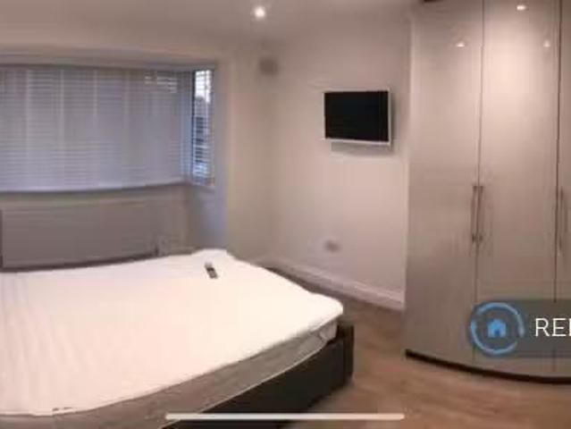 Unique 1 BA 1 bedroom house share for rent in Tippendell Lane.