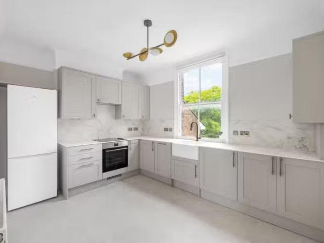 Cozy 1 BA 1 bedroom property to let in Park Hall Road, London.