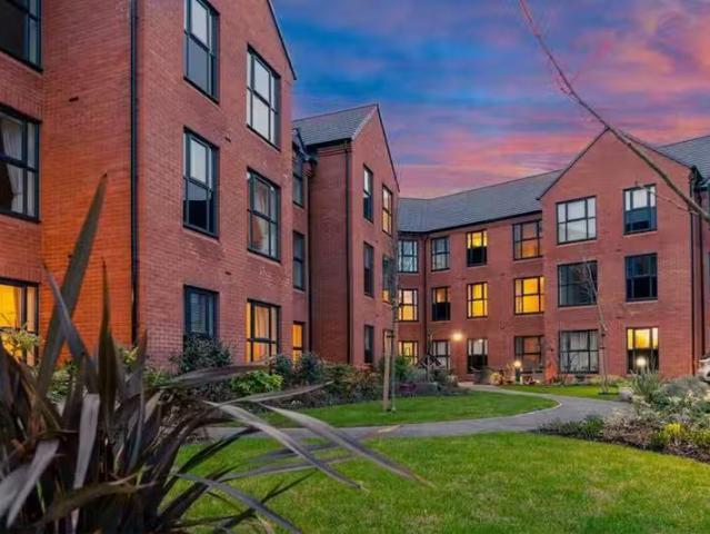 Cozy 1 BA 1 bedroom retirement property for rent in Clive Road.
