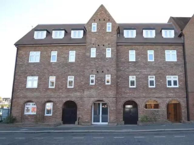 Charming 1 BA 1 bedroom terraced house for rent in Kent Road.