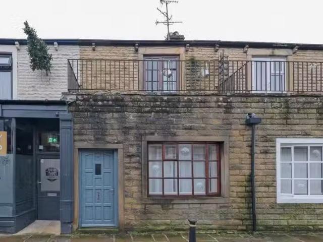 Charming 1 BA 2 bedroom apartment for rent in Victoria Road, E.