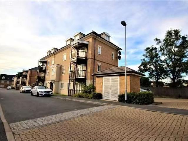 Nice 1 BA 2 bedroom apartment for rent in Buckingham Road, Epp.