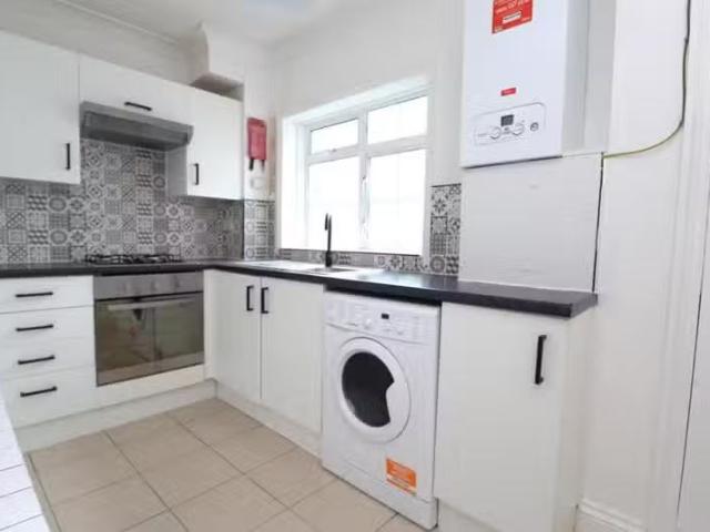 Nice 1 BA 2 bedroom apartment for rent in Edward Avenue, Ching.