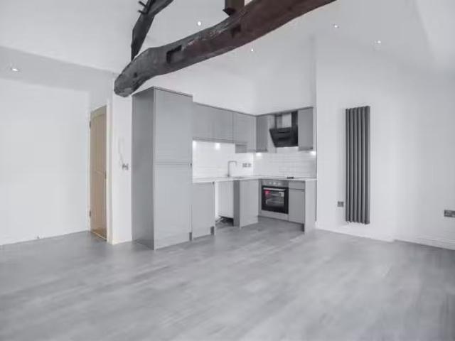 Charming 1 BA 2 bedroom apartment for rent in Mill Street, Pad.