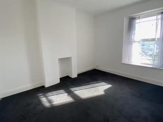 Nice 1 BA 2 bedroom apartment for rent in Regent Street, Kings.