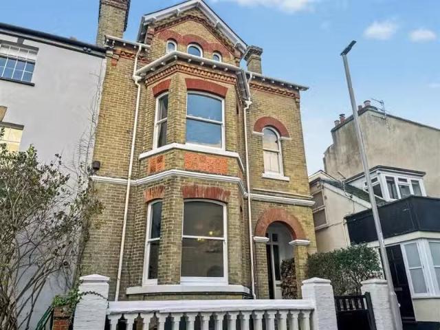 For Rent! 1 BA 2 bedroom apartment for rent in Silver Street.