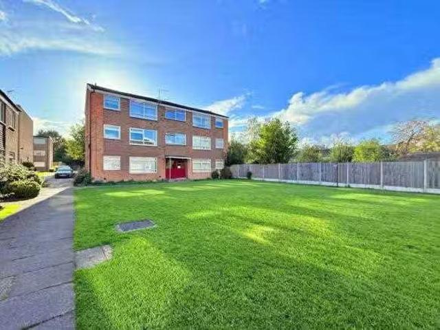 Cheap 1 BA 2 bedroom apartment for rent in St Patricks Close.