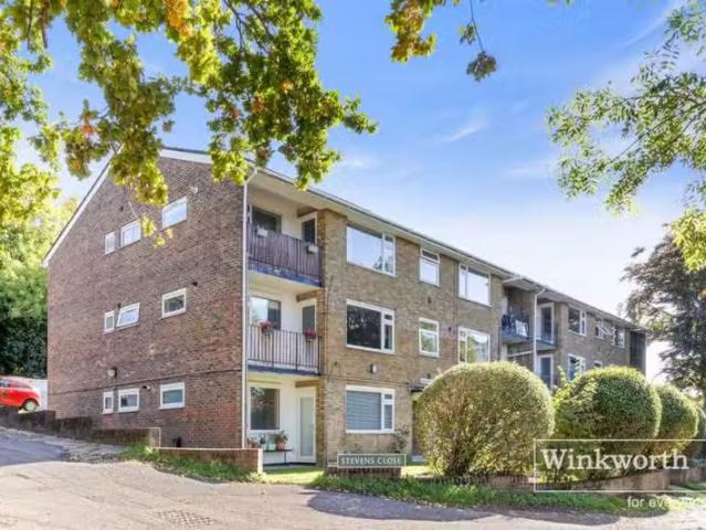 Cozy 1 BA 2 bedroom apartment for rent in Stevens Close, Becke.