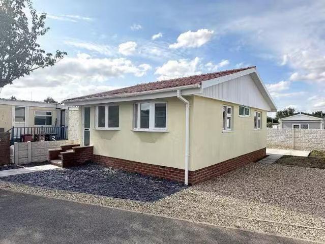 Cheap 1 BA 2 bedroom detached bungalow for rent in Maple Avenu.