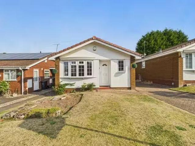 Nice 1 BA 2 bedroom detached bungalow for rent in Alderdale Av.