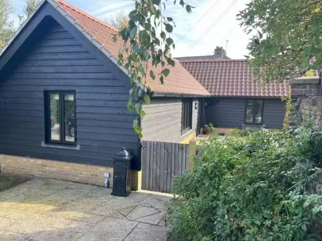 Charming 1 BA 2 bedroom detached house for rent in 4 Skye Cour.