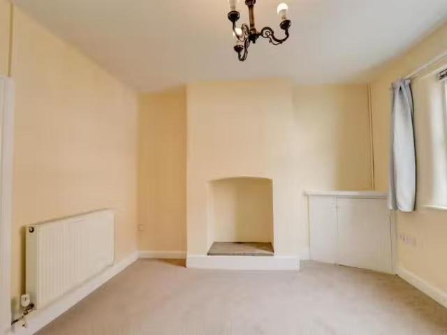 Cheap 1 BA 2 bedroom end of terrace house for rent in Great Wi.