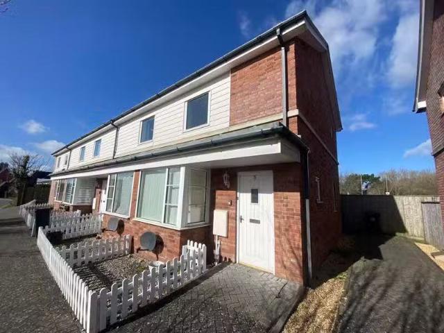 Cozy 1 BA 2 bedroom end of terrace house for rent in Station M.
