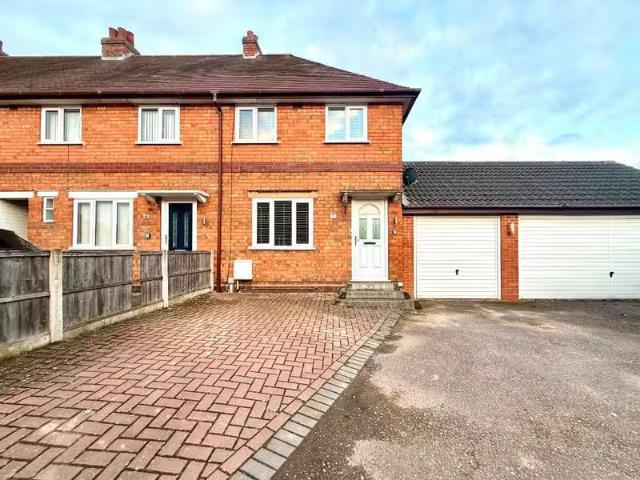 Rental! 1 BA 2 bedroom end of terrace house for rent in Wyndsh.
