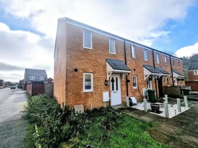 Charming 1 BA 2 bedroom end of terrace house for rent in Ymyl.