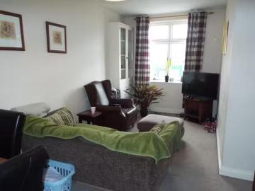 Deal! 1 BA 2 bedroom flat for rent in Badminton Road, Downend.