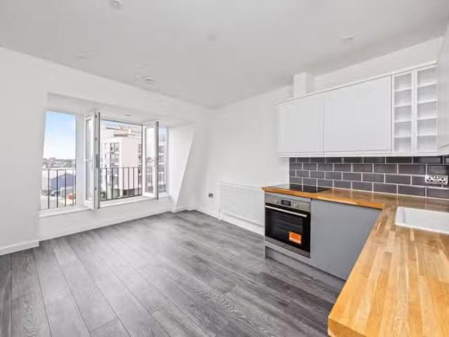 For Rent! 1 BA 2 bedroom flat for rent in Brighton Road, Shore.