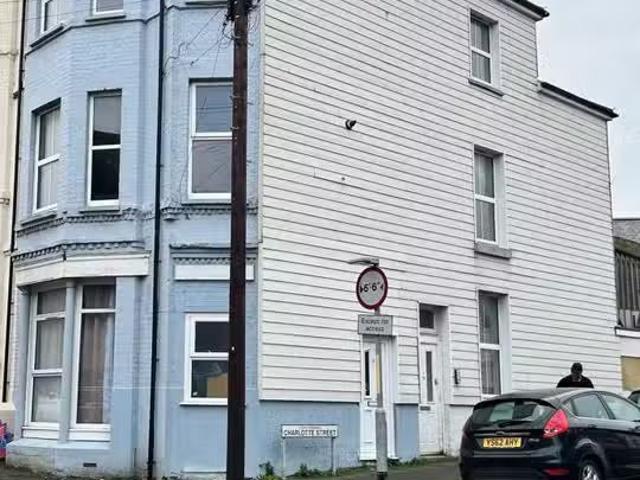 Deal! 1 BA 2 bedroom flat for rent in Dover Road, Folkestone.