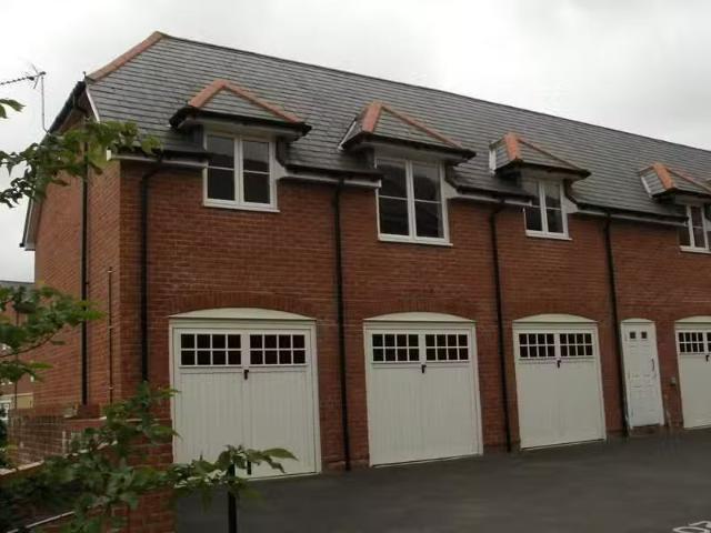 Cheap 1 BA 2 bedroom flat for rent in Drovers, Old Market Walk.