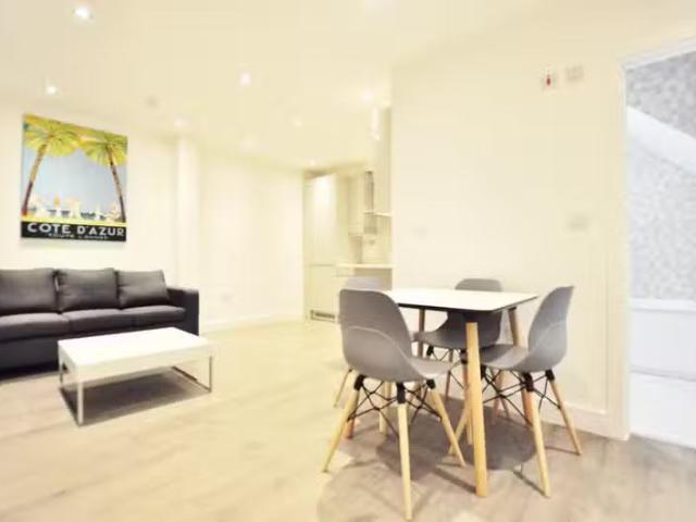 Deal! 1 BA 2 bedroom flat for rent in Hackney Road, London E2