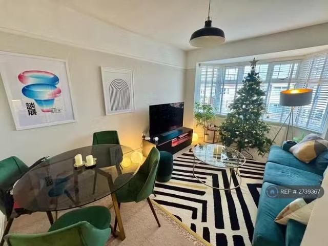 Cozy 1 BA 2 bedroom flat for rent in Herberton Road, Southbour.