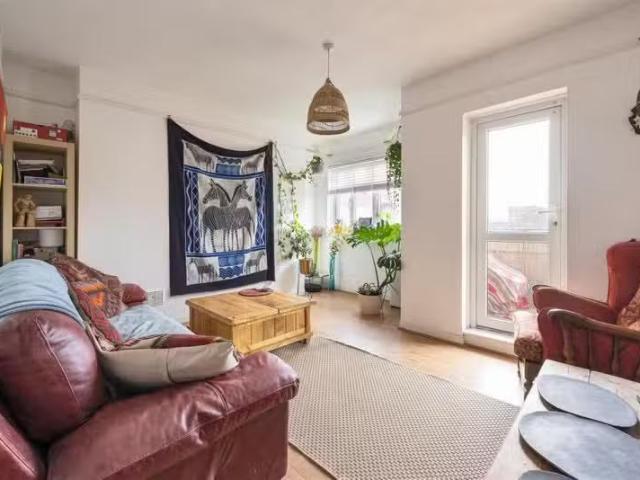 Cheap 1 BA 2 bedroom flat for rent in Loddiges Road, Hackney, E9