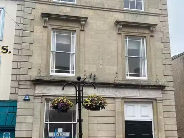 Cozy 1 BA 2 bedroom flat for rent in Market Place, Warminster.