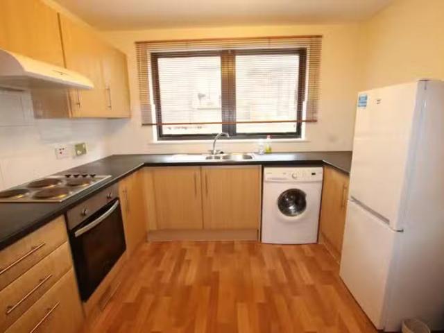 For Rent! 1 BA 2 bedroom flat for rent in Shepherds Loan, West.