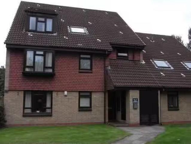 Just in! 1 BA 2 bedroom flat for rent in Swan Gardens, Erdingt.