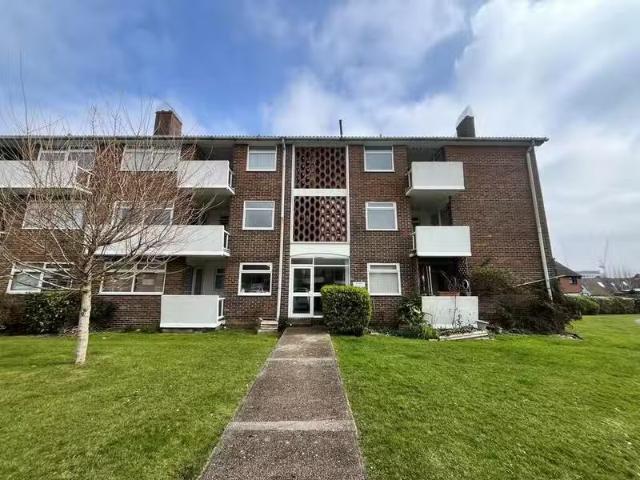 Rental! 1 BA 2 bedroom flat for rent in Rosslyn Court, Shoreha.